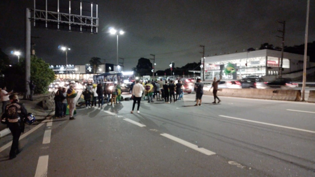 Manifestação bloqueia trechos da Rodovia Washington Luiz (SP-310)