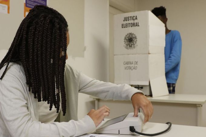 Mesários faltosos no 1° turno têm até hoje para justificar ausência