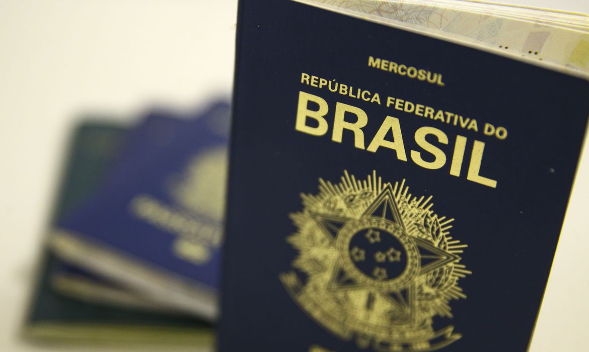 A imagem mostra um passaporte brasileiro fechado