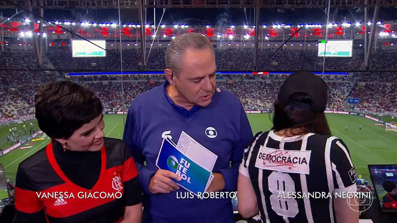 Vanessa Giácomo, torcedora do Flamengo, também estava no Maracanã para assistir ao jogo: no meio delas, o narrador Luis Roberto