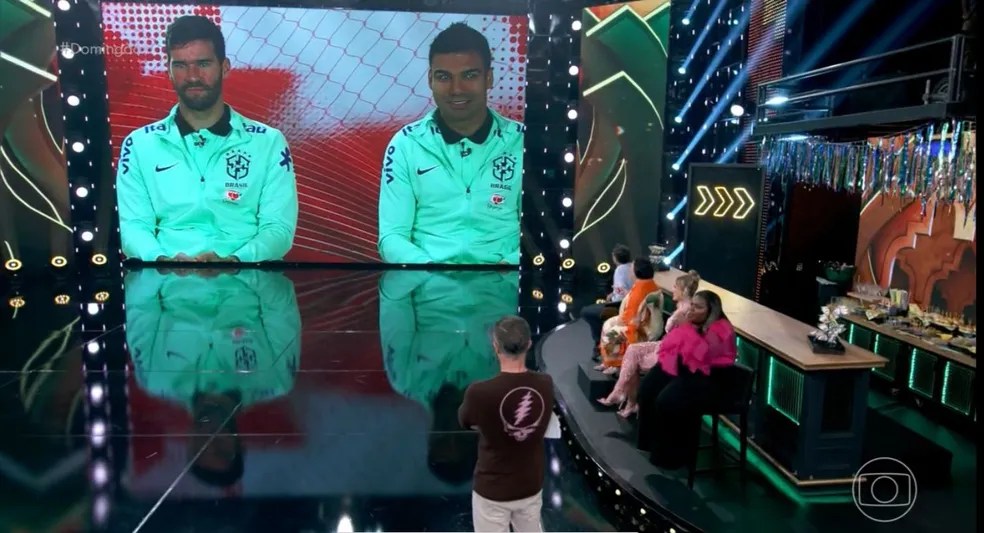 Dona Dea conversa com jogadores da seleção brasileira durante o Domingão