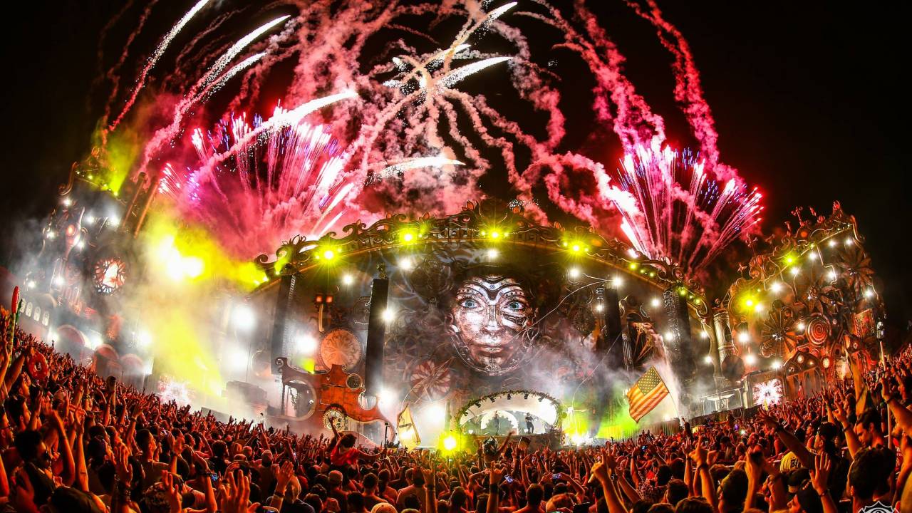 Imagem mostra palco com fogos de artifício e multidão
