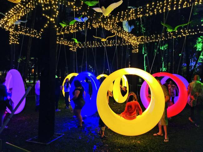 20221203_201510.jpg No Ibirapuera, há instalações como balanços coloridos e uma casa na árvore