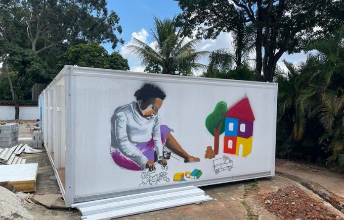 Parede de unidade modular da Vila Reencontro ganha grafite do grupo Crews