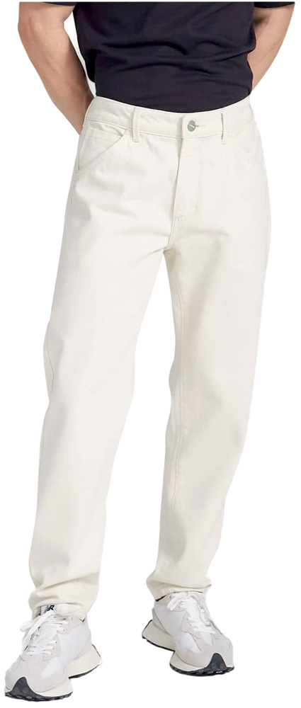 Modelo usa calça off-white de sarja