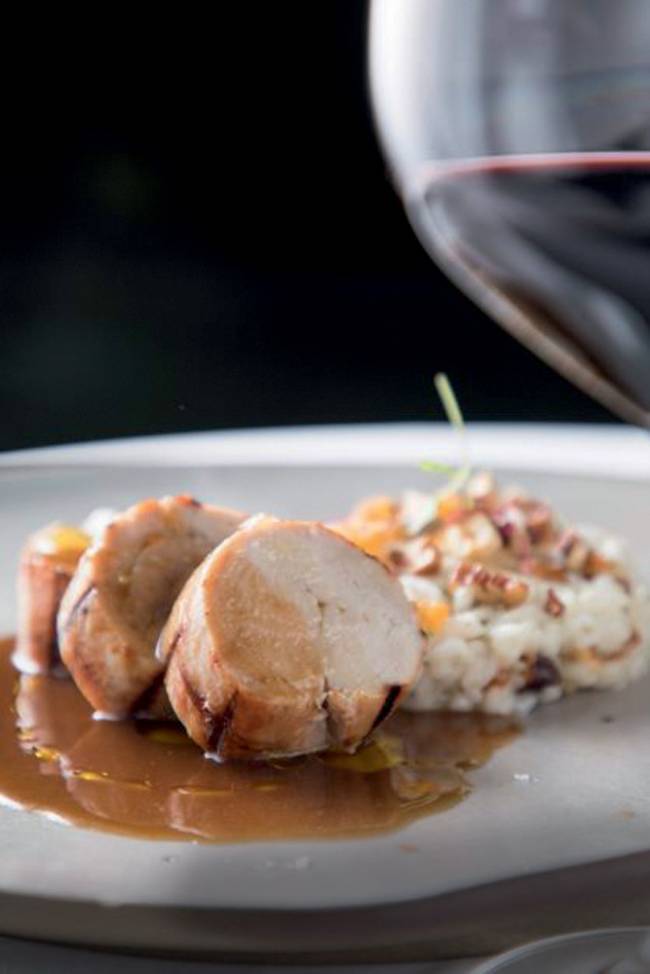 Cantaloup Peru com risotto prato contendo peru com risoto de nozes e uvas passas