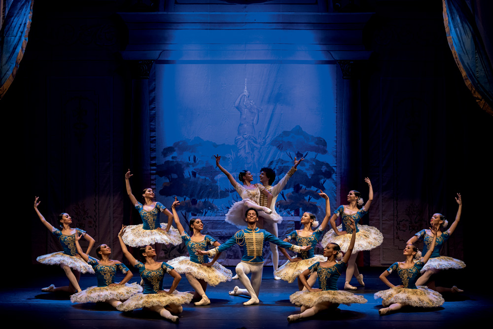 Ballet Paraisópolis se apresenta pela 1ª vez no palco do Teatro Municipal
