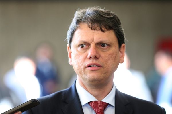 Tarcísio, futuro governador de São Paulo, com expressão de assustado