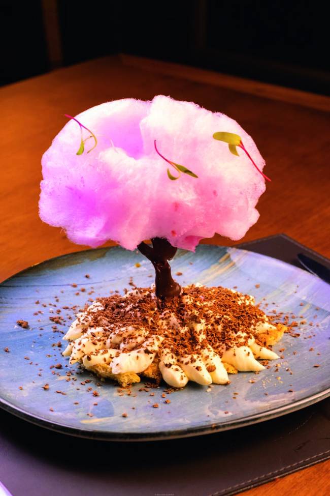 Tiramisu com espécie de árvore cor de rosa cuja copa é feita por algodão doce