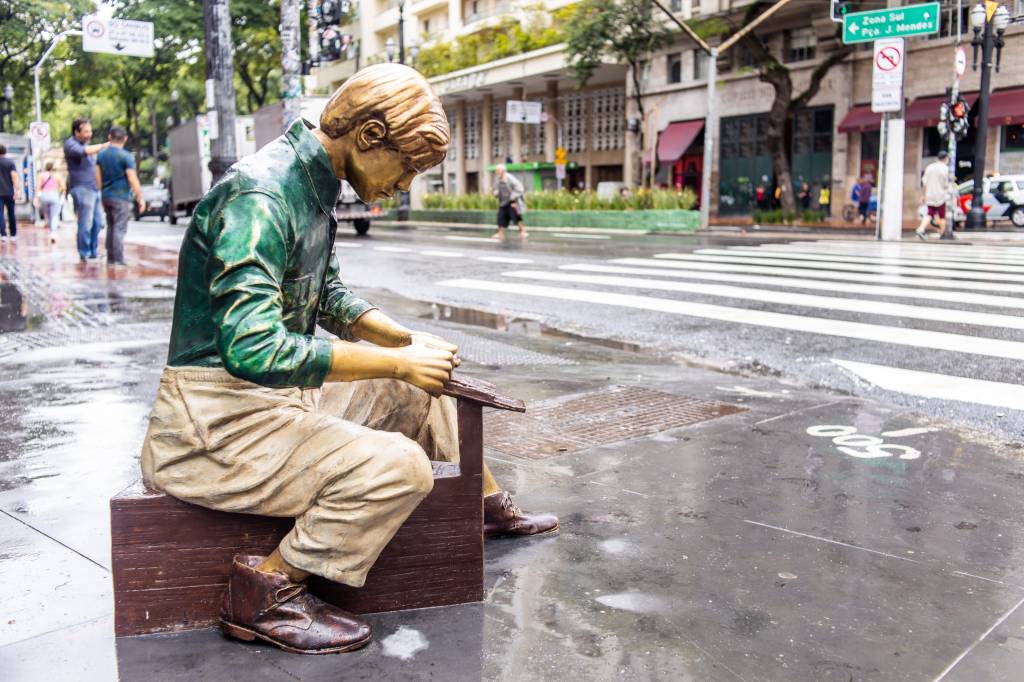 Uma das quatro esculturas em bronze é do sapateiro, personagem muito comum na São Paulo antiga