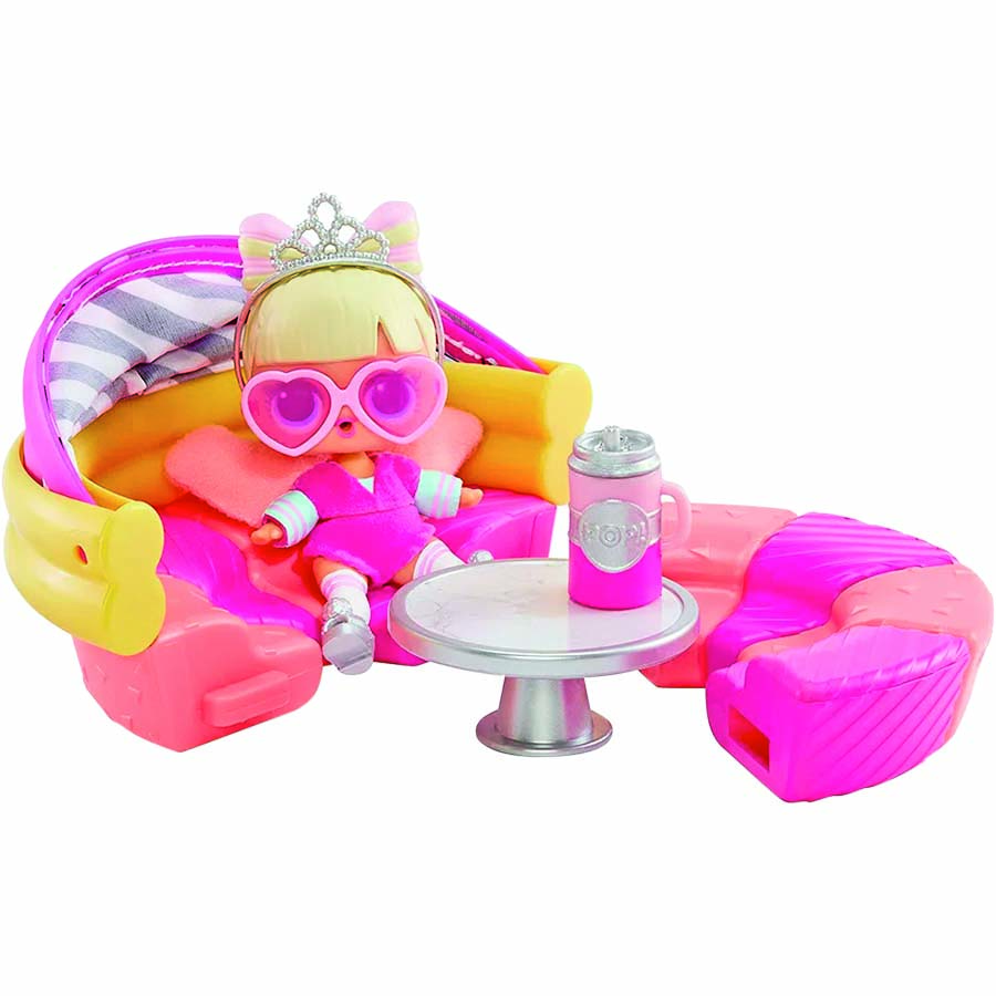 Playset LOL Surprise. A cor predominante &eacute; o rosa e vem com uma boneca e seus acess&oacute;rios, uma mesa de centro e um sof&aacute; desmont&aacute;vel