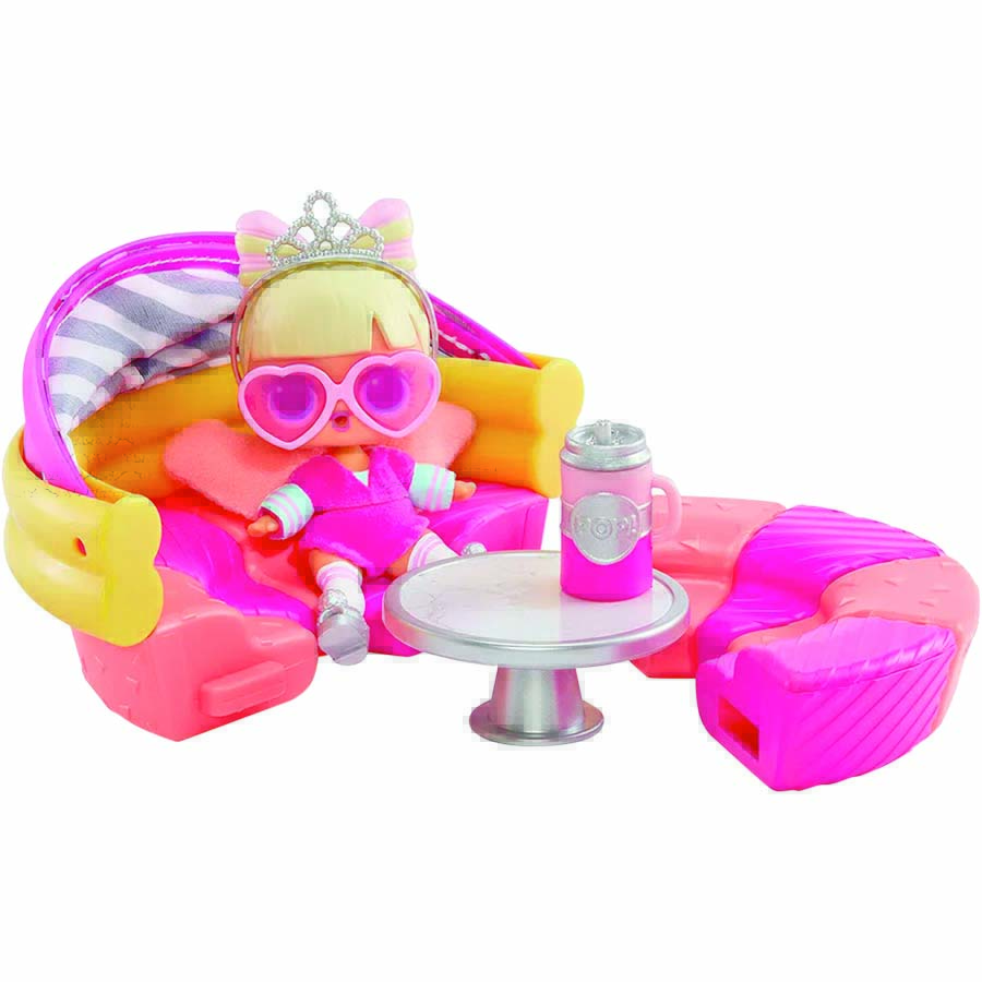 Playset LOL Surprise. A cor predominante é o rosa e vem com uma boneca e seus acessórios, uma mesa de centro e um sofá desmontável