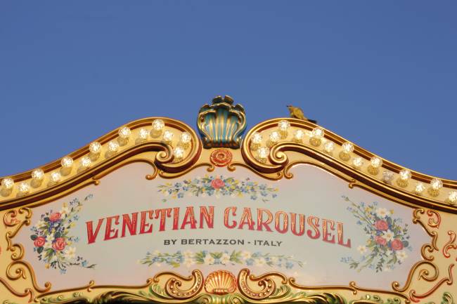 Foto de letreiro do carrossel escrito Venetian Carousel