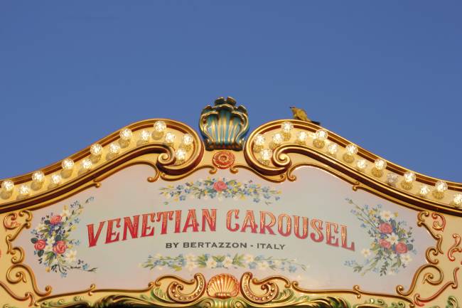 Carrossel foi montado por fabricante europeia Foto do letreiro do carrossel, escrito Venetian Carousel