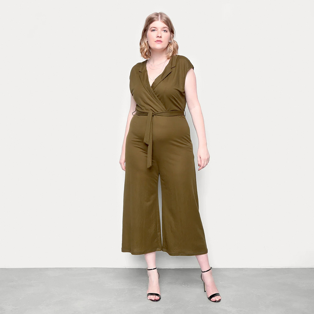 Modelo loira plus size usa macac&atilde;o verde militar com amarra&ccedil;&atilde;o ma cintura