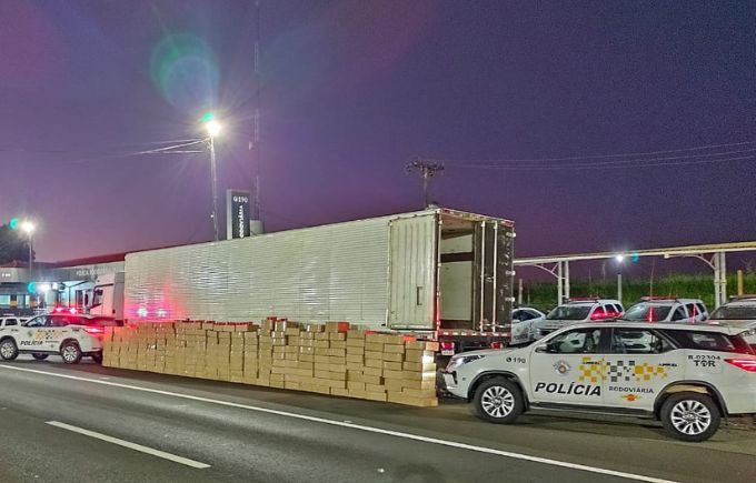 Foram localizados mais de cinco mil tabletes de maconha dentro de baú de caminhão