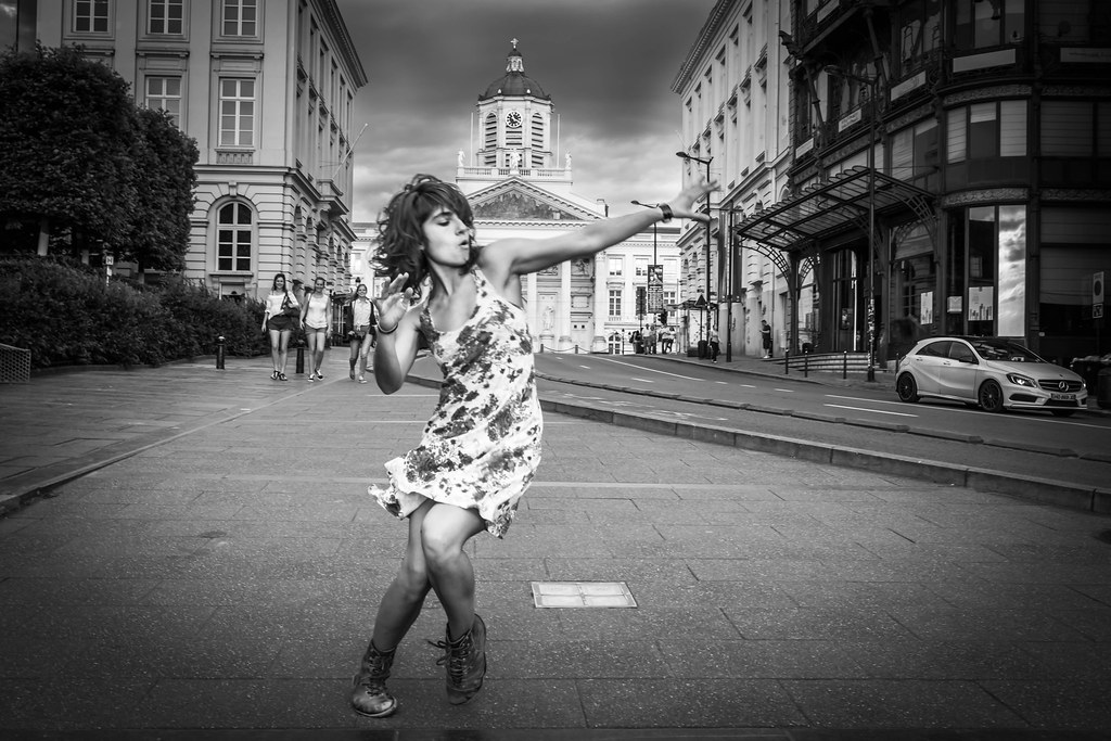 Marina Abib dançando no espaço público: apresentações na Europa eram frequentes
