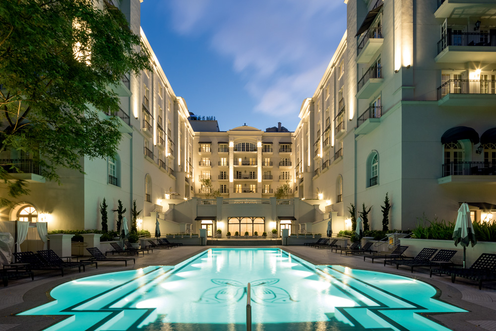 Luxuoso Hotel Tangará visto em um final de tarde de sua piscina