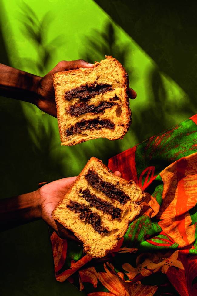 Panetone Dengo Panetone partido ao meio com três faixas horizontais de recheio
