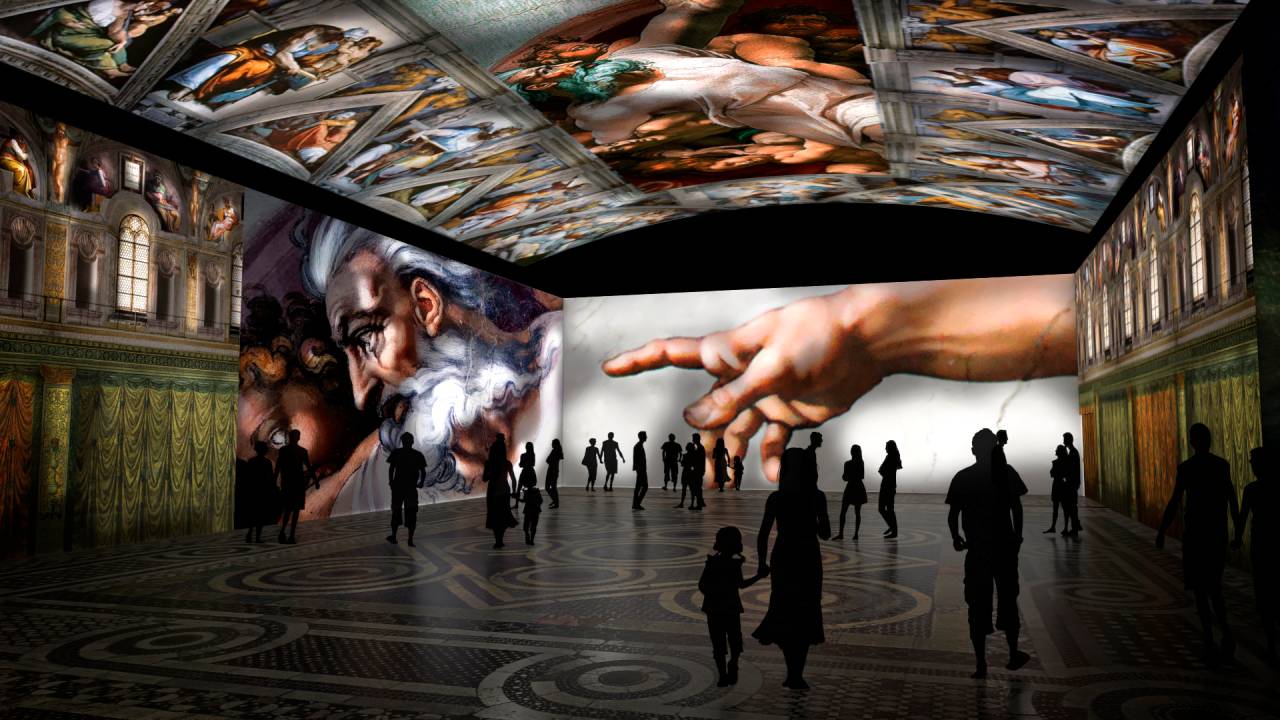 Imagem do projeto para a nova exposição do MIS Experience. Mostra pessoas em uma ampla sala cujas paredes e o teto têm projeções dos afrescos de Michelangelo na Capela Sistina