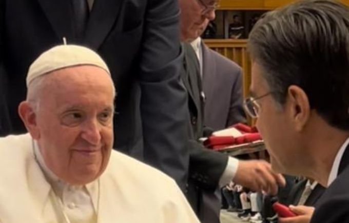 Rodrigo se agacha para cumprimentar Papa Francisco no Vaticano, em visita à Santa Sé