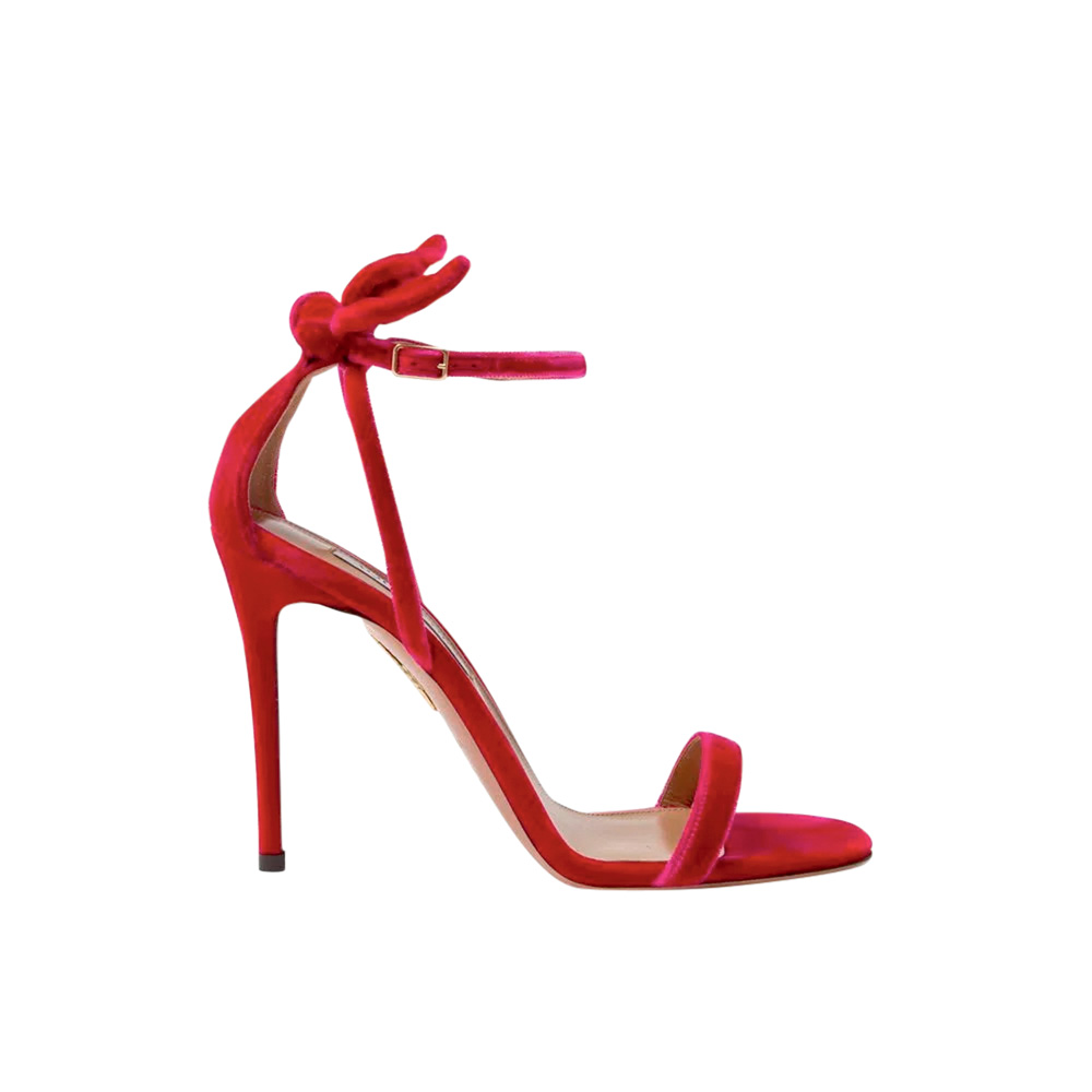 Sandália de salto feita em couro vermelho. Salto fino e alto, com tiras no cotovelo e espaço para os dedos