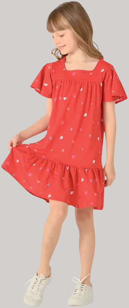 Menina branca, magra e loira usa vestido vermelho com bolinhas coloridas e babados