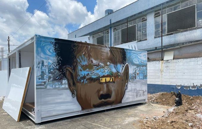 Parede de unidade modular da Vila Reencontro ganha grafite do grupo Crews