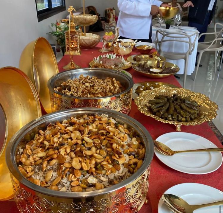 Mesa com vários pratos da culinária árabe