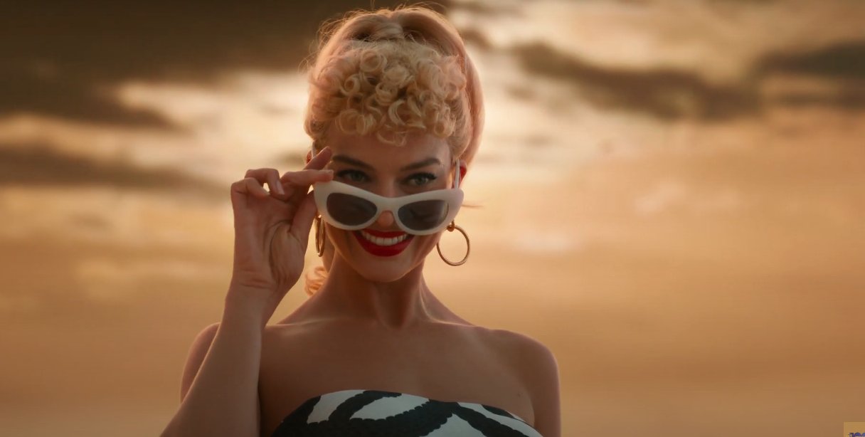 Margot Robbie como Barbie, de óculos de sol e maiô
