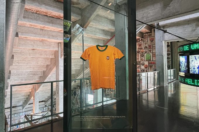 Camisa que Pelé usou na Copa de 70 exposta no Museu do Futebol