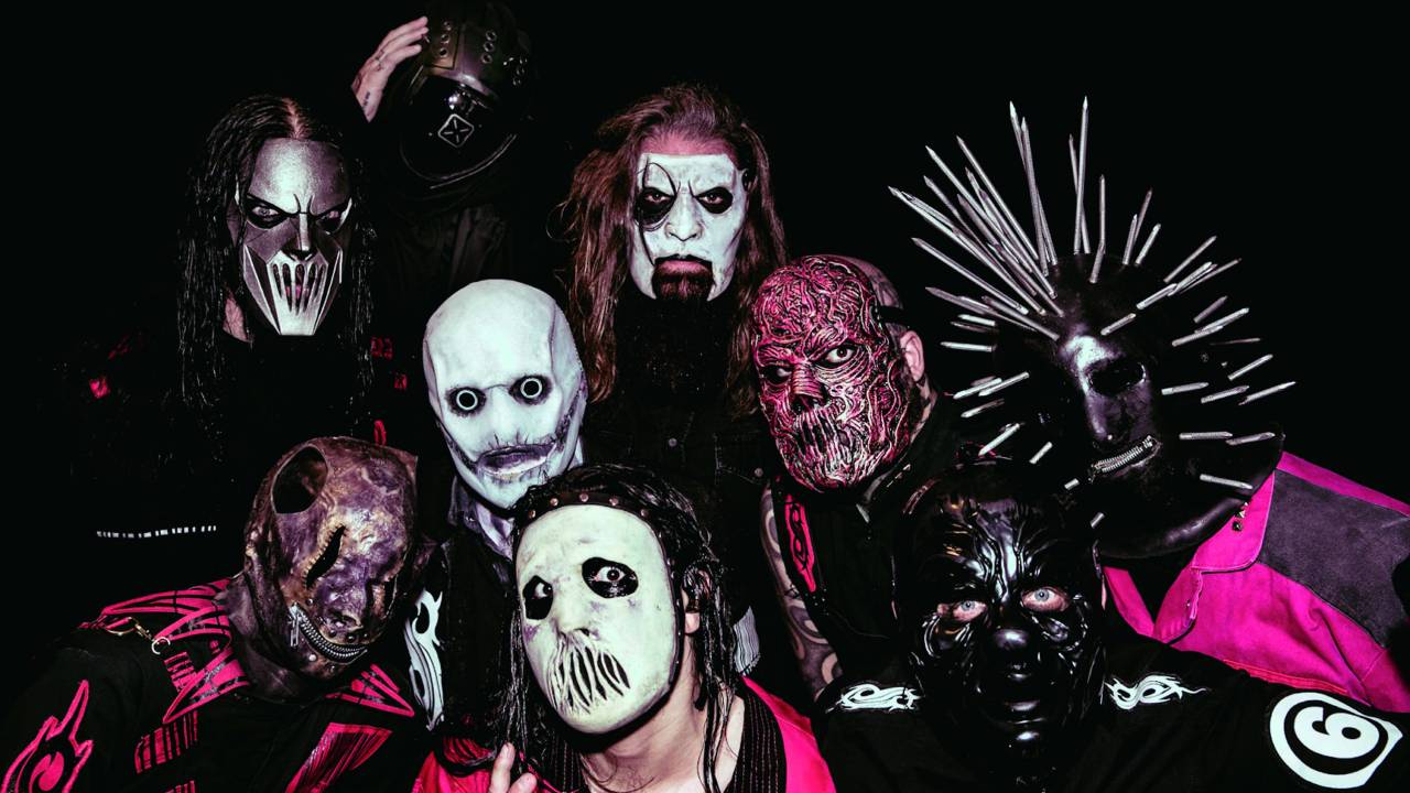 Imagem mostra diversos homens de máscaras assustadoras