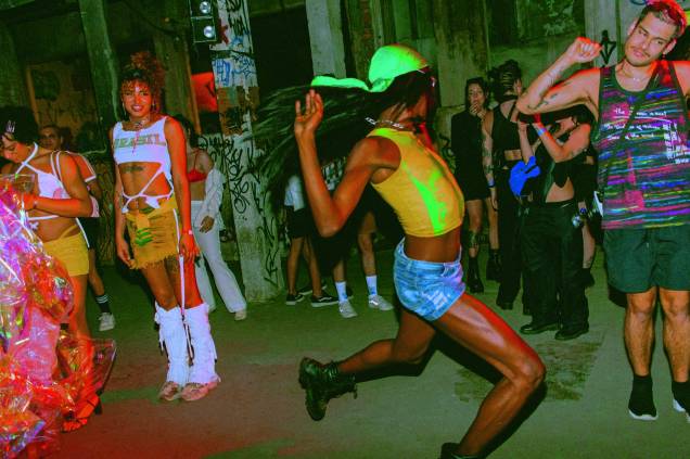 TESÃOSINHO INICIAL A festa nasceu em 2016 e tem como pilares a arte, com instalações espalhadas pelos ambientes, e a diversidade, tanto de público quanto musical. TESÃOSINHO INICIAL A festa nasceu em 2016 e tem como pilares a arte, com instalações espalhadas pelos ambientes, e a diversidade, tanto de público quanto musical.