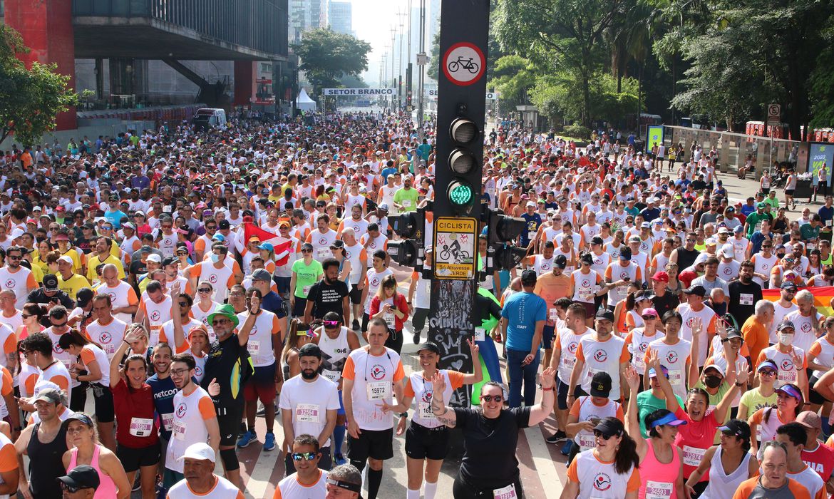 Foto mostra avenida Paulista repleta de participantes da São Silvestre