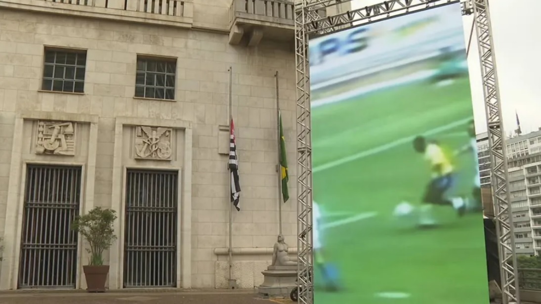 Telão de led em frente à Prefeitura de São Paulo. Ele exibe uma cena em cores de Pelé jogando pela Seleção Brasileira
