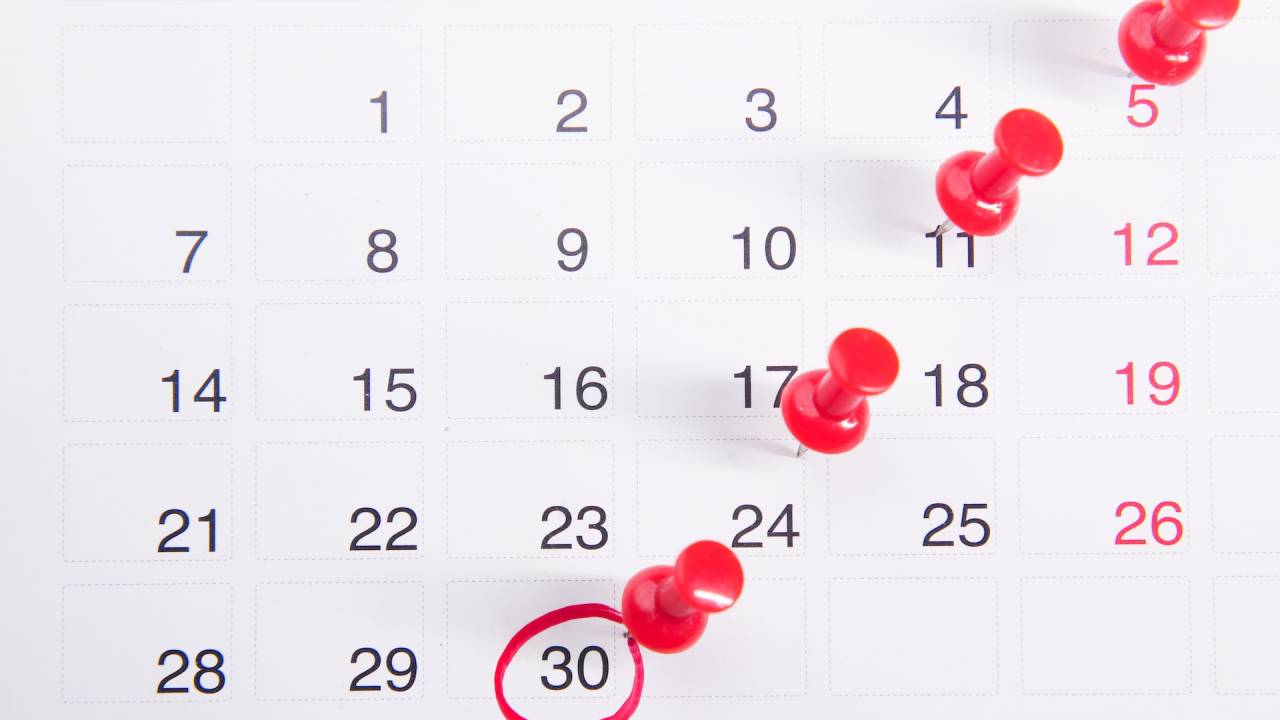 Foto de calendário com pins em quatro datas