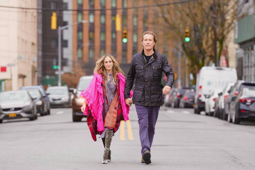 Sarah Jessica Parker e John Corbett de mãos dadas nas ruas de Nova York.