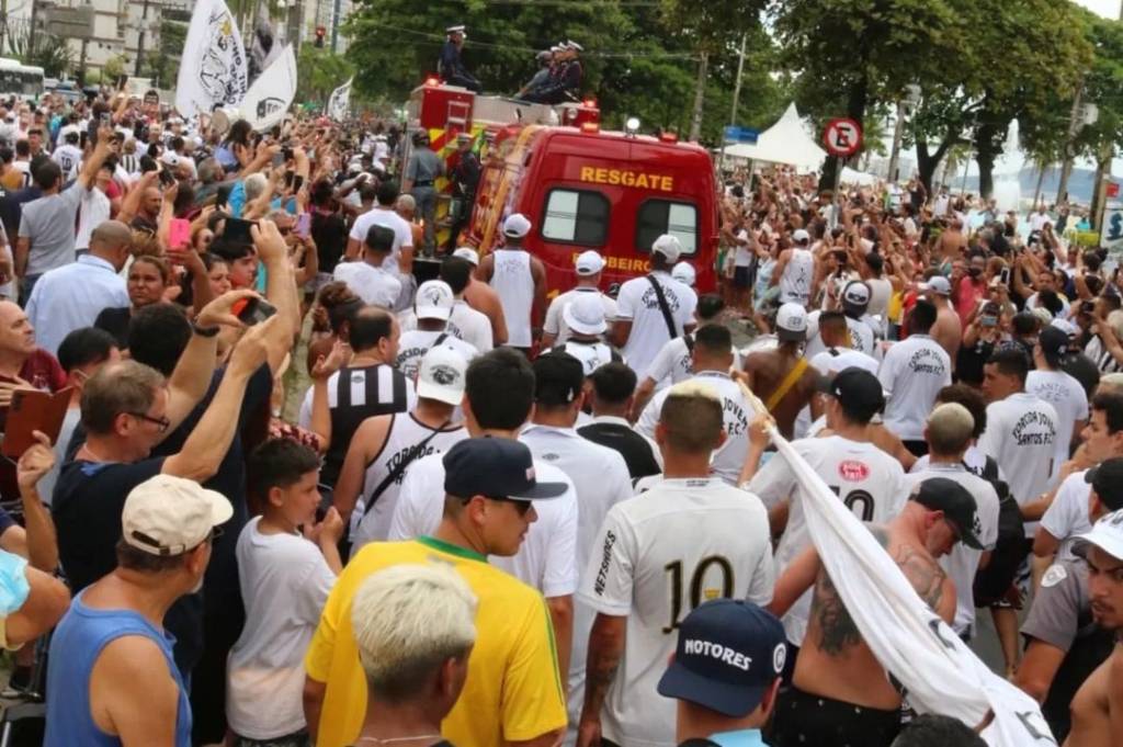 Cortejo com corpo de Pelé em Santos