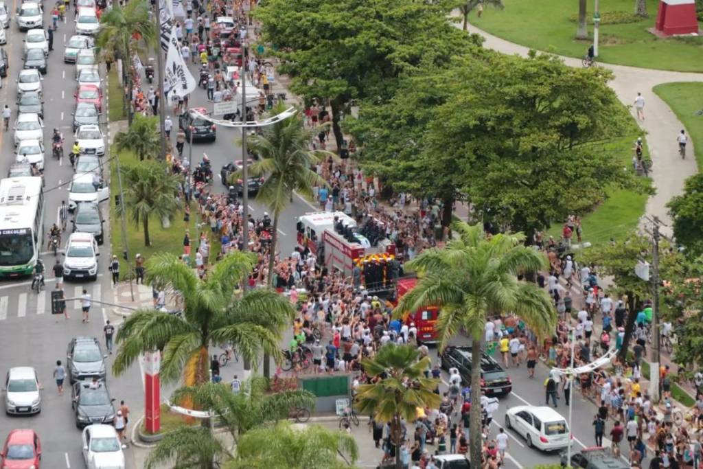 Cortejo com corpo de Pelé em Santos