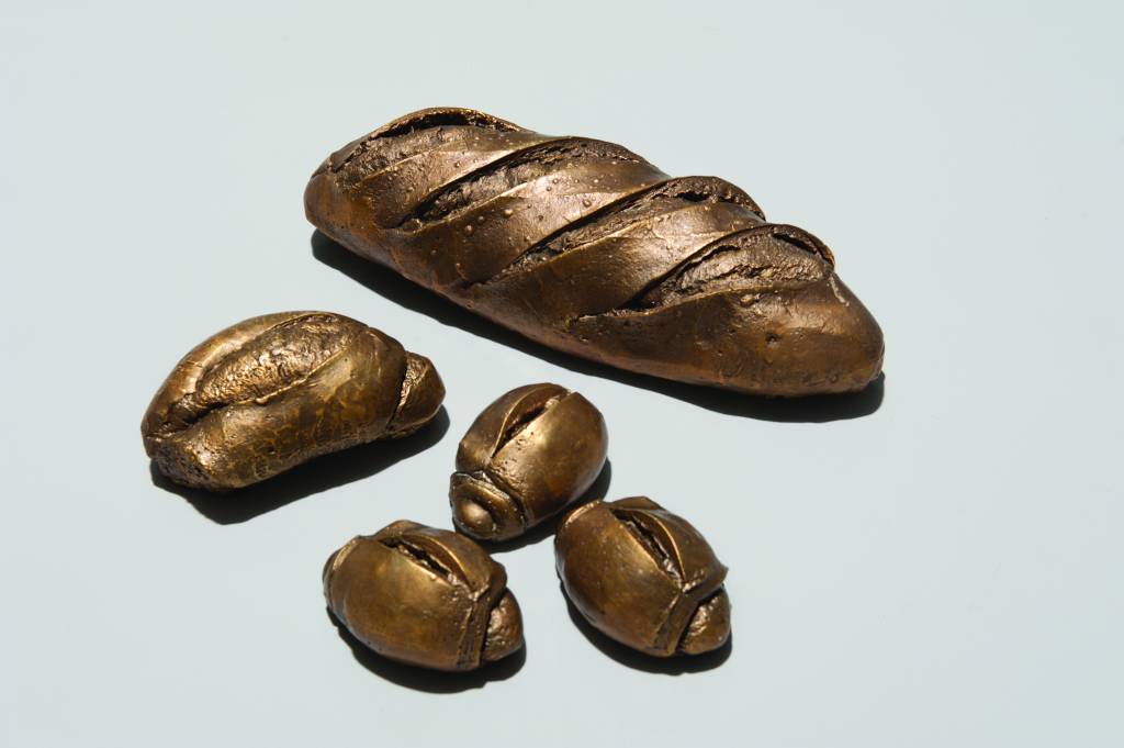 Imagem mostra escultura dourada de pão italiano