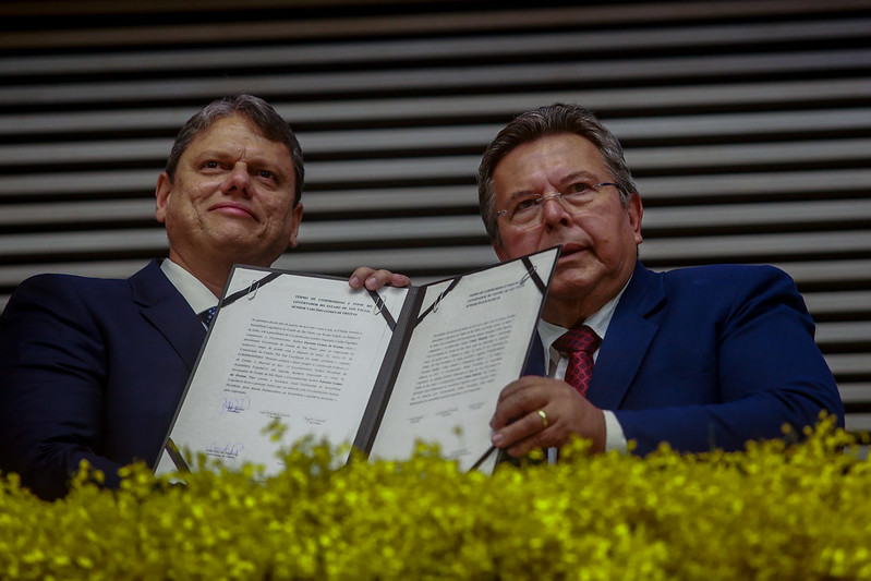 À direita, o deputado estadual Carlão Pignatari (PSDB) durante posse do governador Tarcísio de Freitas (Republicanos) na Alesp
