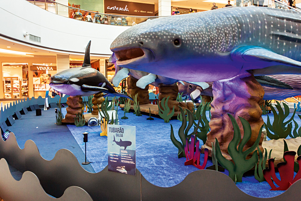 Exposição em shopping com reproduções gigantes de animais marinhos