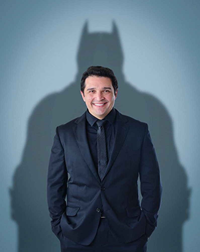 Cristiano Zanetta Cristiano Zanetta, o Batman do Brasil, descobriu com o trabalho social em áreas oncológicas de hospitais de todo o país que era urgente trazer às pessoas uma nova forma de ver a vida. Membro convidado da oncologia do Hospital São José (SC), é palestrante e criador do treinamento Super-Hero.