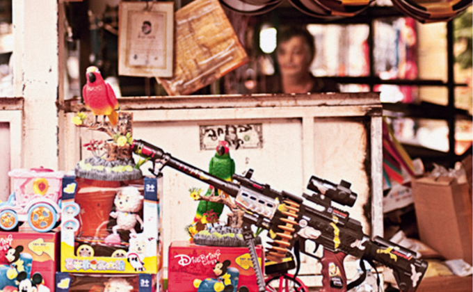 Imagem mostra arma camuflada em loja de brinquedos infantis