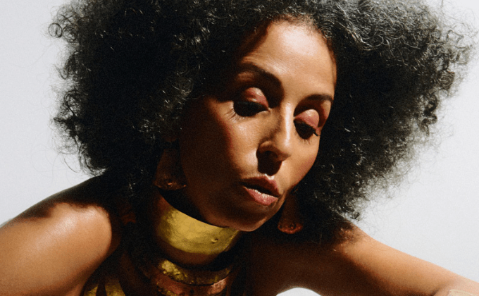 Iara Rennó traz o disco ‘Oríkì’ para o palco do Sesc Pompeia