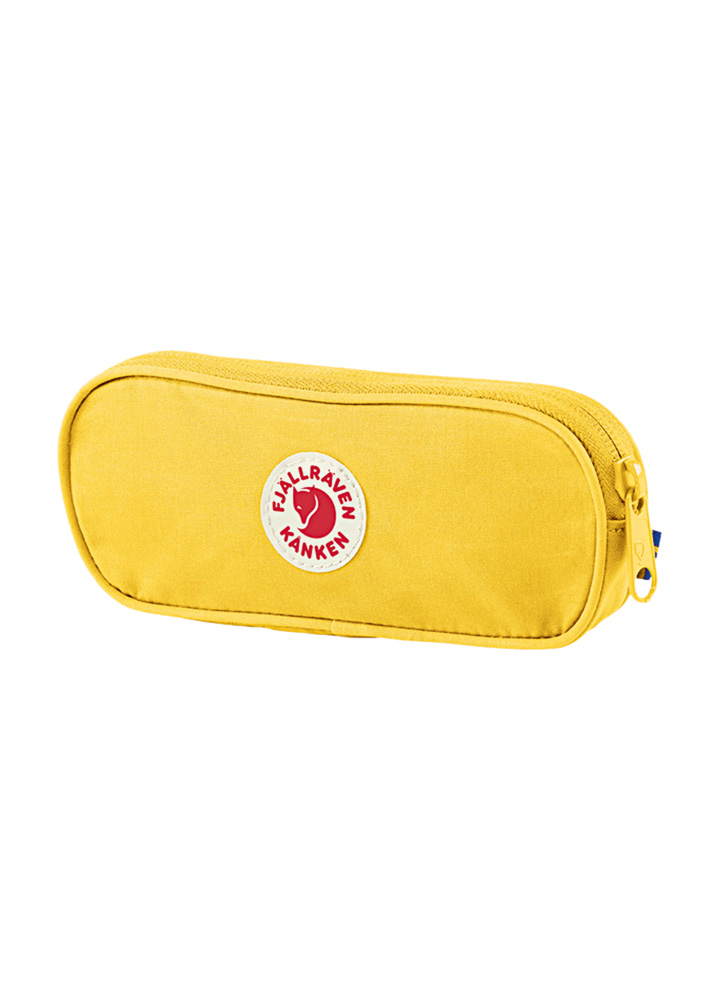 Estojo da marca finlandesa Kanken amarelo com o logo branco e vermelho no meio