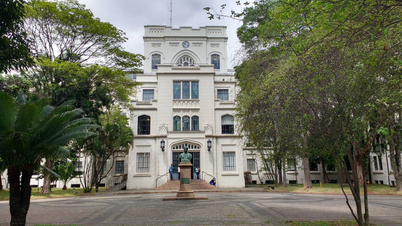 Fachada do edifício central da Faculdade de Medicina da Universidade de São Paulo, com estátua