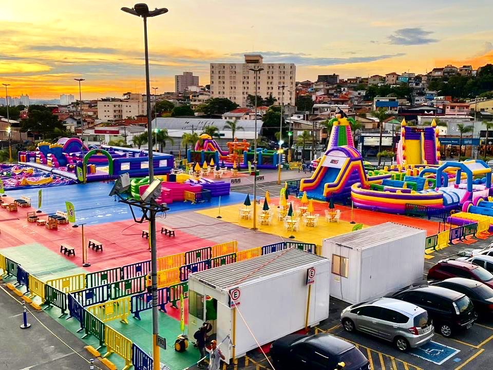 Vista aérea do Parque Gloob Super Jump. grande espaço com vários brinquedos infláveis coloridos