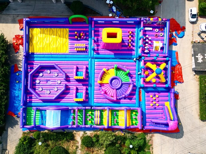 Brinquedos infláveis do Parque Gloob Super Jump vistos de cima. São todos coloridos