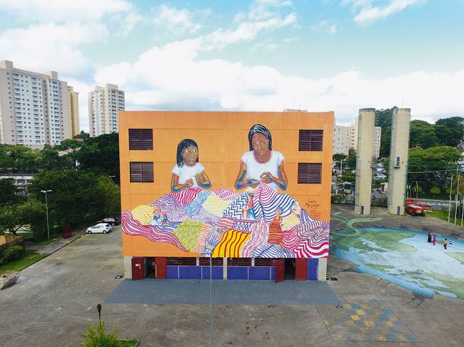DCIM100MEDIADJI_0077.JPG Foto mustra mural laranja com duas mulheres negras na lateral de prédio
